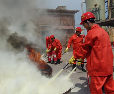 救援人員正在進行滅火演練